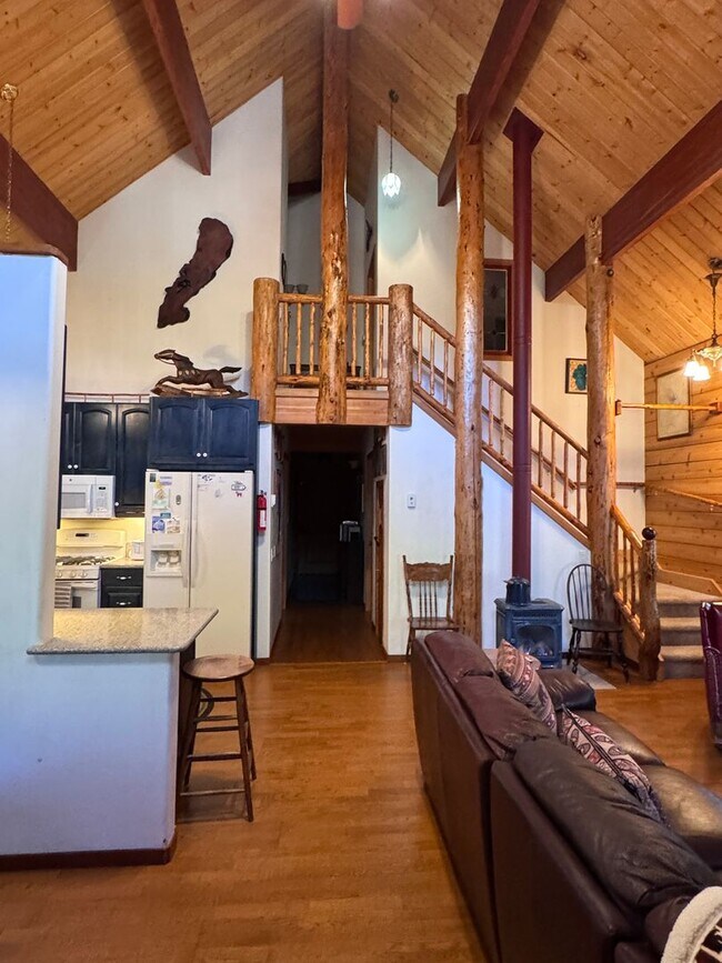 Building Photo - Furnished mountain cabin