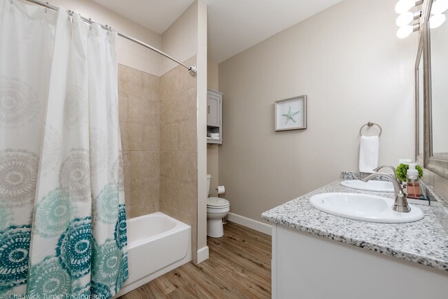 Building Photo - 2 Bedroom Duplex with Fenced In Backyard- ...