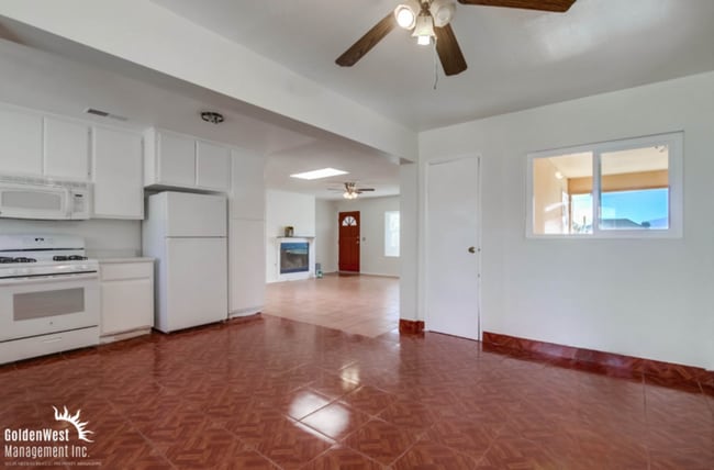 Building Photo - Spacious 4Bdm 2Ba Home with Open Floor Pla...
