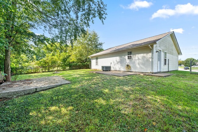 Building Photo - Lovely ranch style minutes from Fort Campbell