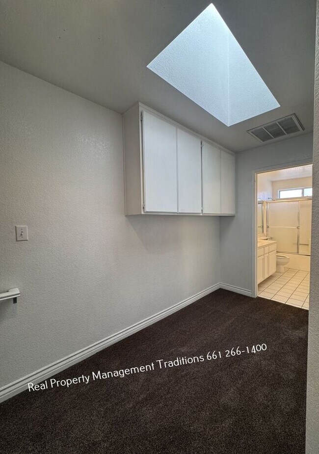 Building Photo - Stylish 3 Bed 2 Bath