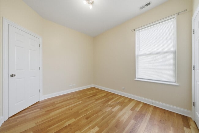 Building Photo - 4742 N Sawyer Ave