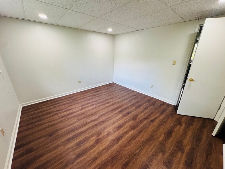 Building Photo - 4875 Millen Dr