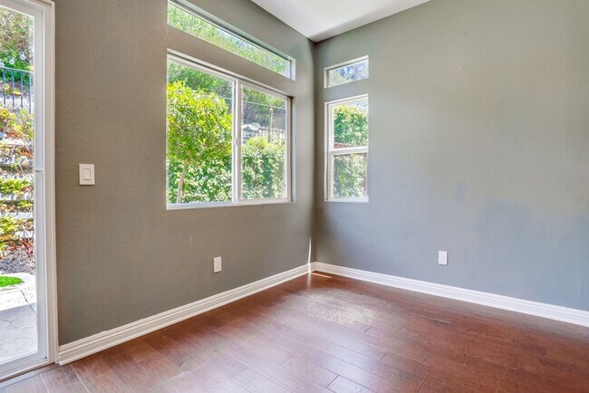Building Photo - 3 Bedroom Home in Cul De Sac Available Now...