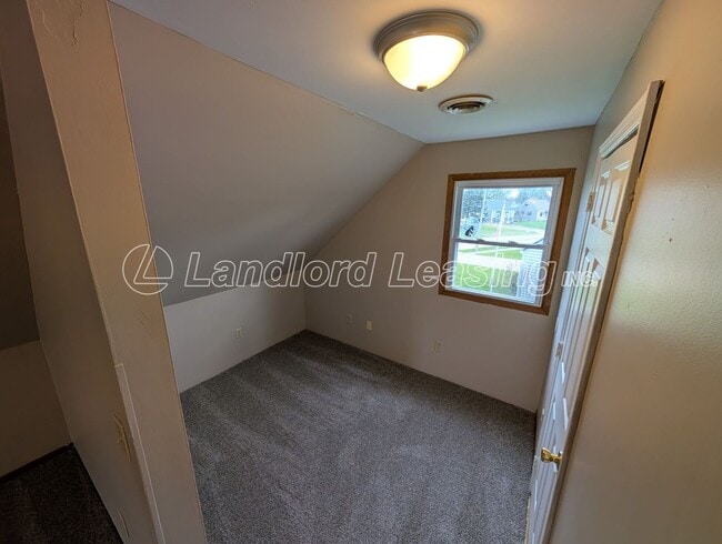 Building Photo - Nice 3 bedroom bungalow with full basement and garage.