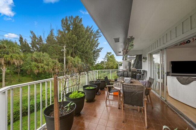 Building Photo - 404 Pine Tree Ct