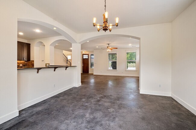 Building Photo - Beloved 3 Bedroom, 2.5 Bath Home in Brentwood