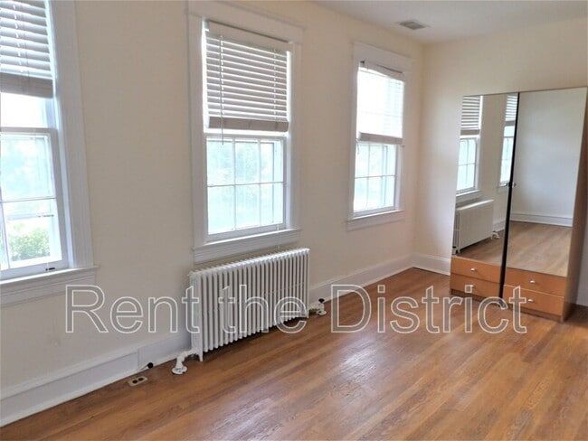 Building Photo - 4433 Fessenden St NW