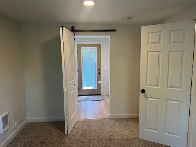 Building Photo - Updated 2 bedroom 2 bath house with a deta...