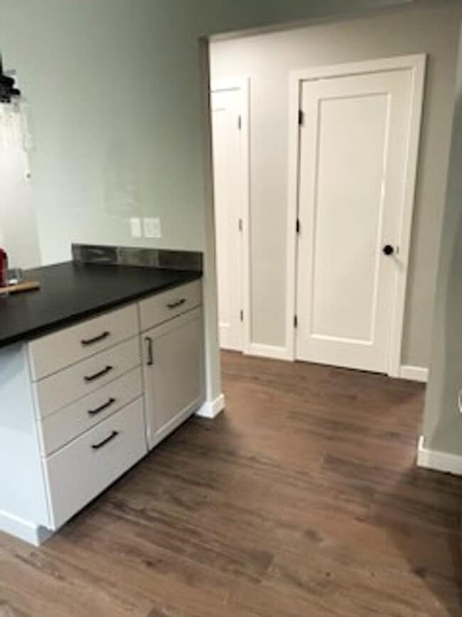 Building Photo - Lovely 3 Bedroom Recently Renovated!