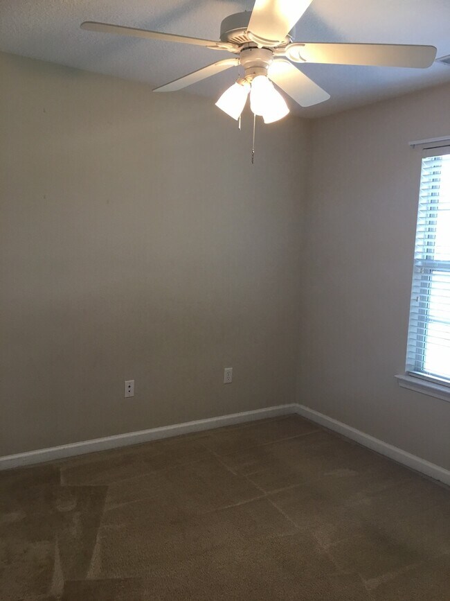 Building Photo - Townhome Available in Richmond Hill City Limits!