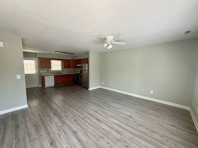 Building Photo - Two bedroom, one bath apartment in Burlington