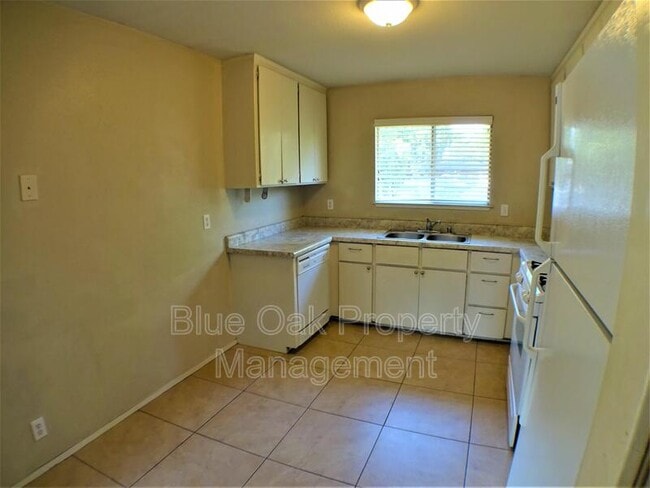 Building Photo - 346 Hickory St