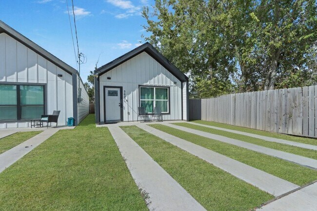 Primary Photo - 5607 Bacher St