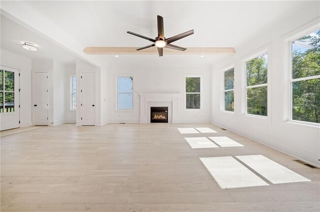 Building Photo - 4176 Shallowford Rd