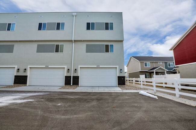 Building Photo - Modern 3 Bed, 2.5 Bath Home with Stainless...