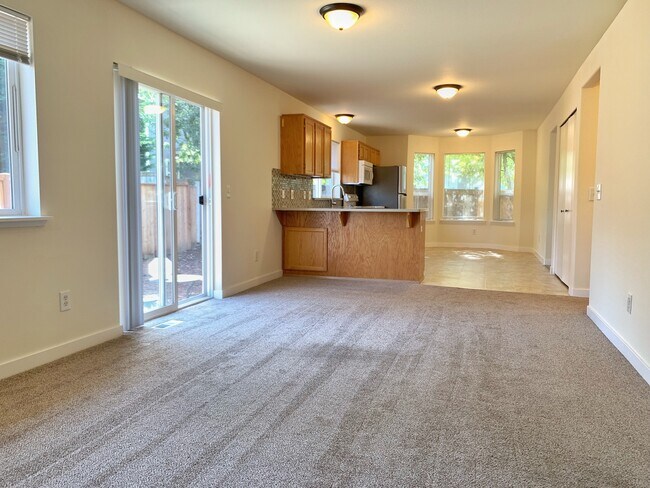 Building Photo - Bright and airy 4 bed!