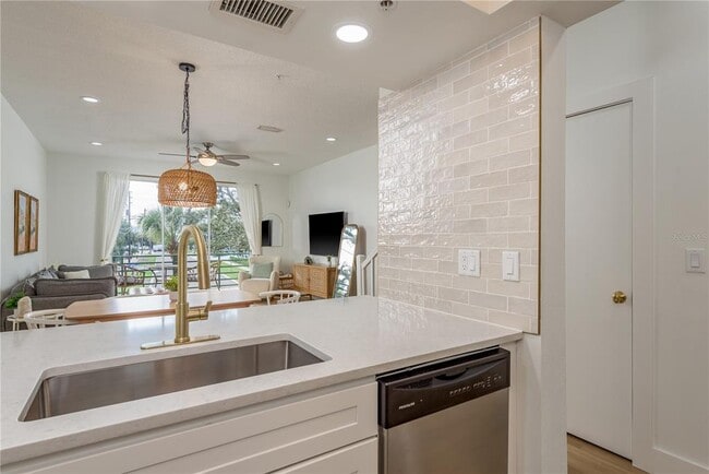 Building Photo - 320 ISLAND Way