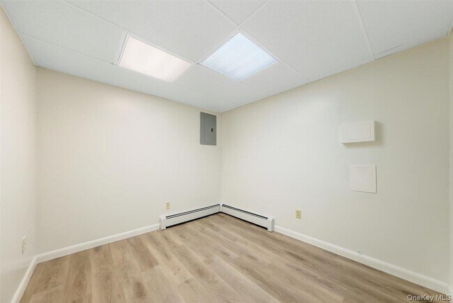 Building Photo - 22 Quaker Hill Rd