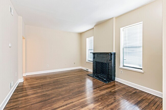 Building Photo - 811 N Van Buren St