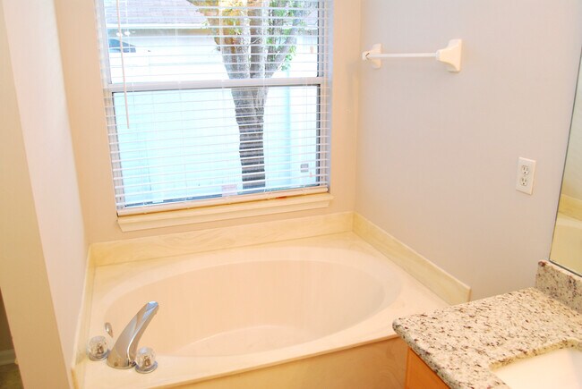 Building Photo - 1186 Waterfall Dr