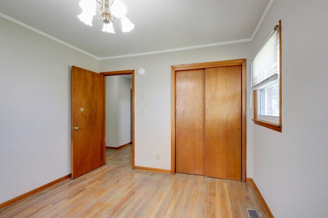Building Photo - 104 W McReynolds Dr