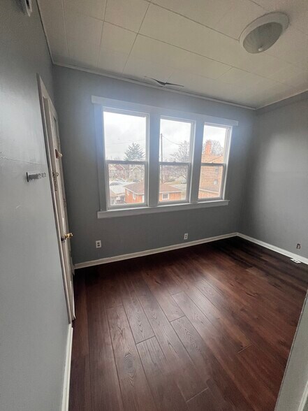 Building Photo - 5318 W Foster Ave