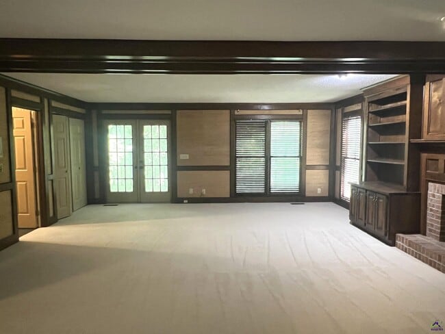 Building Photo - 136 River Knoll
