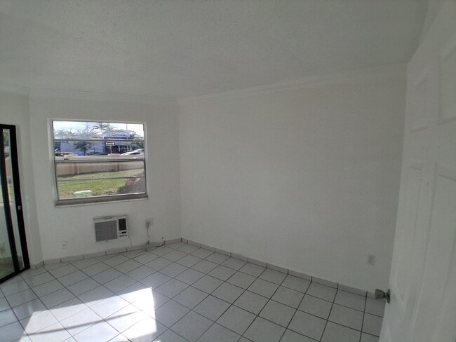 Building Photo - 1605 NE Miami Gardens Dr