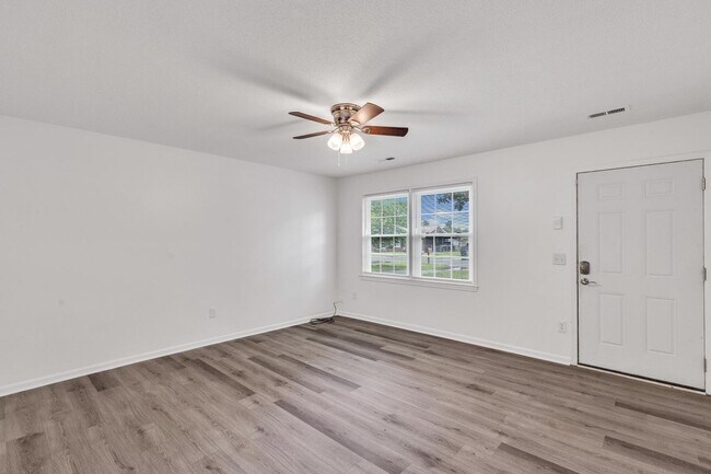 Building Photo - Castle Hayne Home for Rent!