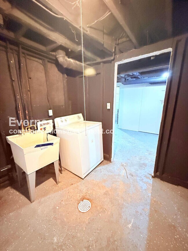 Building Photo - 15472 Lauder St