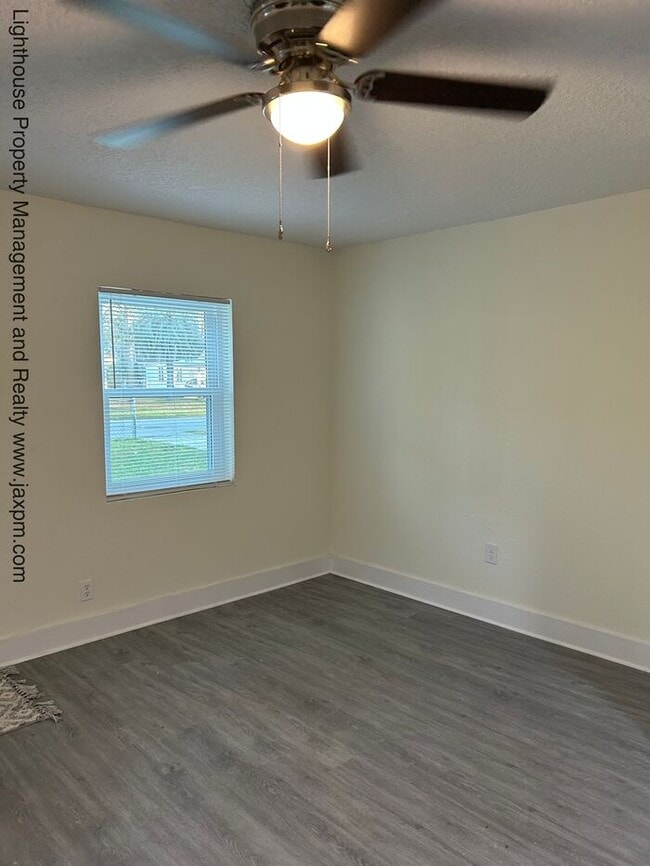 Building Photo - Beautiful 5 Bedroom Home With Modern Updates Throughout