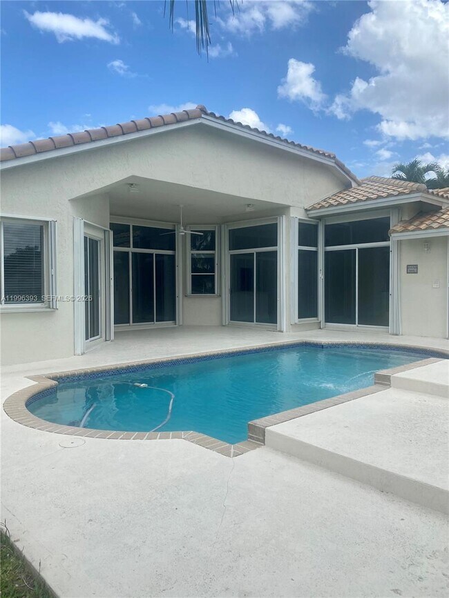 Building Photo - 3066 Lakewood Cir