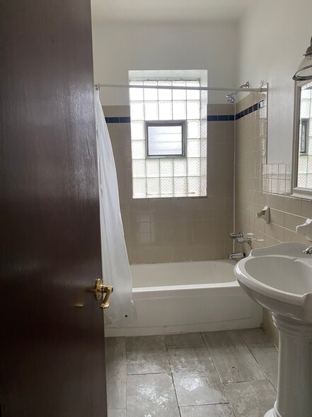Bathroom - 4922 N Kedzie Ave