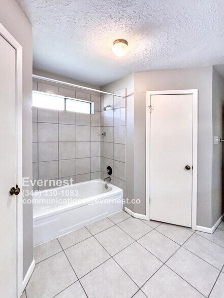 Building Photo - 21222 Park Mt Dr