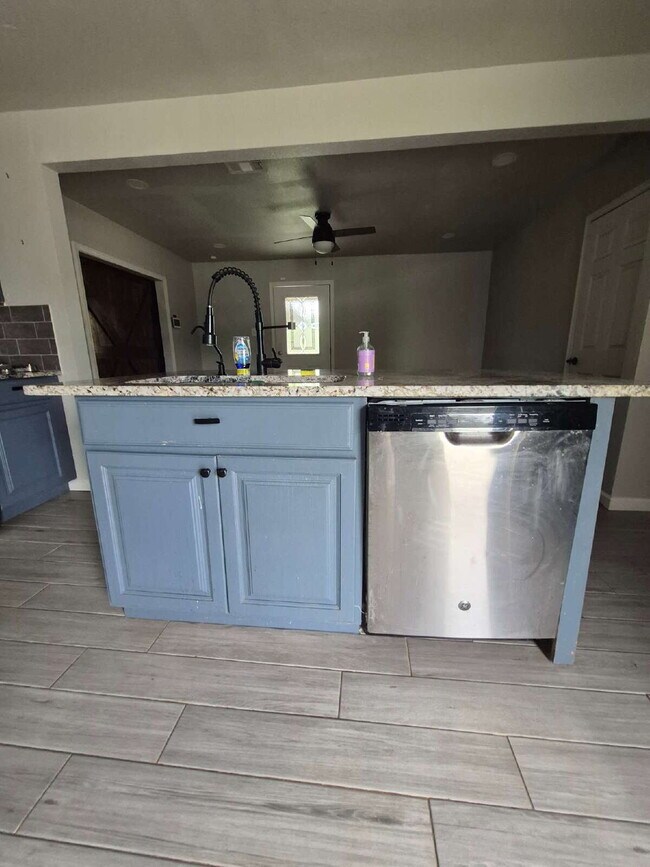 Building Photo - 3 bed/2 bath in Kirby