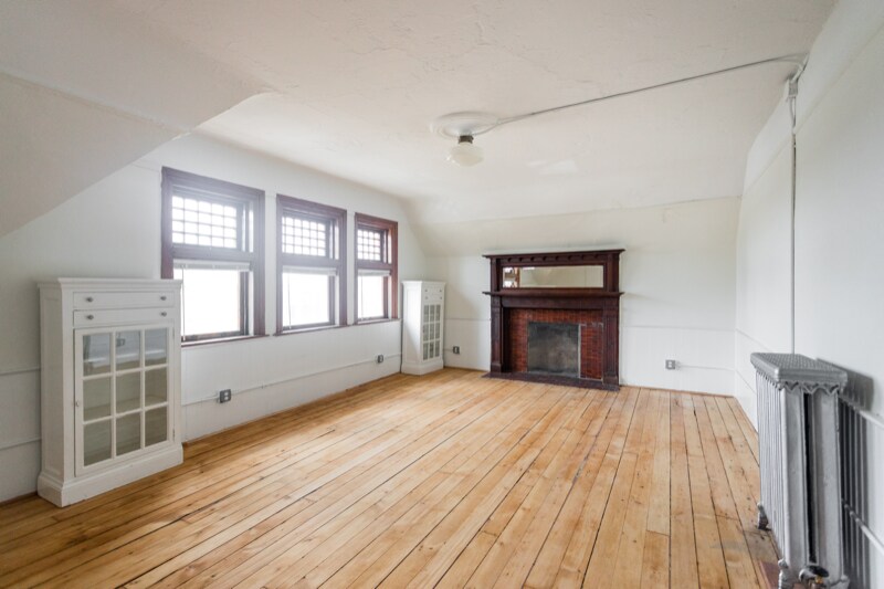 Primary Photo - 223 E Ferry St
