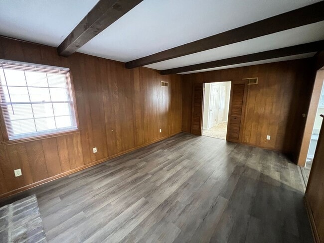 Building Photo - Spacious 3BR with Large Yard & 2-Car Garage