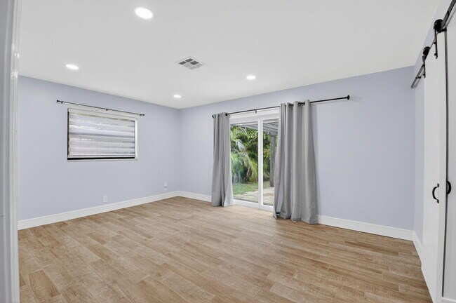 Building Photo - 725 Heron Dr