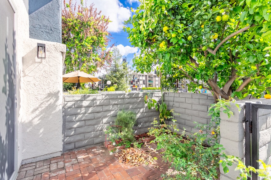 Patio - 5353 Corteen Plz