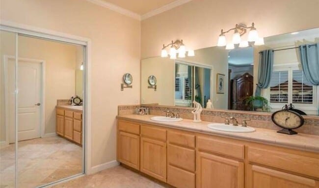 Building Photo - Very large, 4 bedroom 2.5 bath home