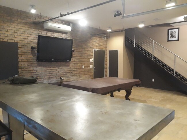 Building Photo - MOVE IN READY  Fully Furnished **Gorgeous ...