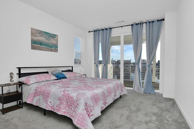 Building Photo - Waterfront Beauty