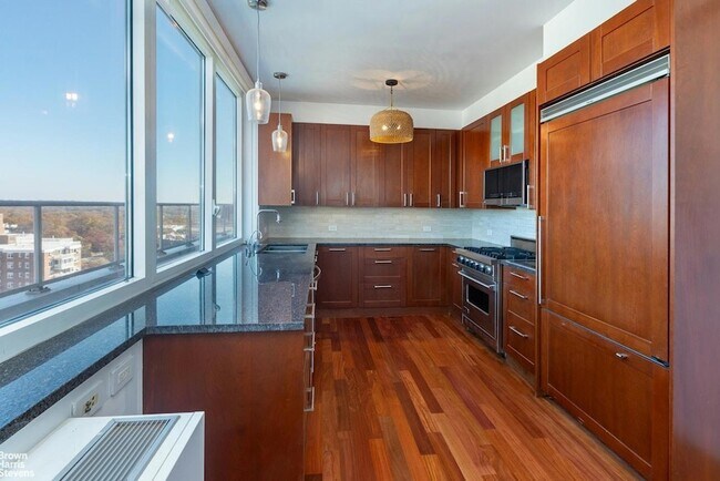 Building Photo - 640 W 237th St