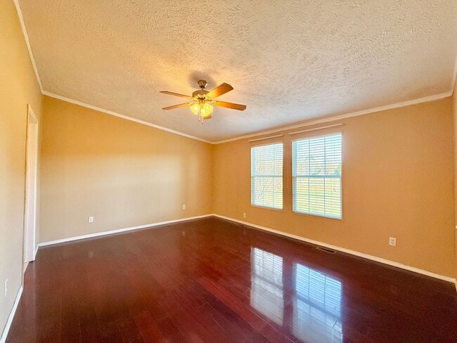 Building Photo - Lovely spacious home-3 bedroom-2 bathrooms-all appliances