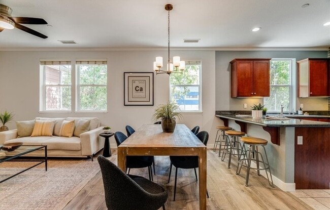 Building Photo - APARTMENT