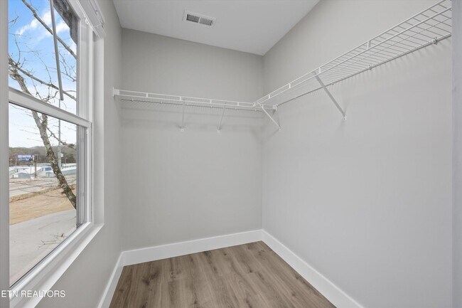 Building Photo - 8306 Lobelia Ln