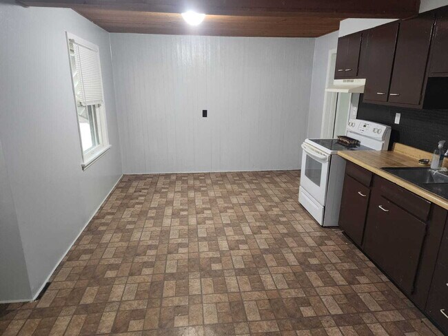 Building Photo - "Charming 2-Bedroom Home in Flordell Hills – Cozy Living with 996 Sq Ft of Comfort!"