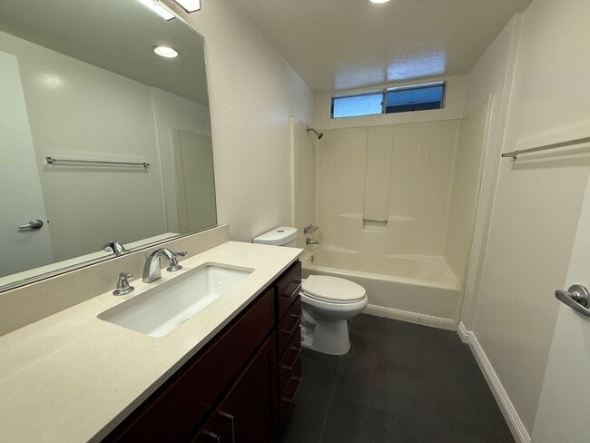 Building Photo - STU526