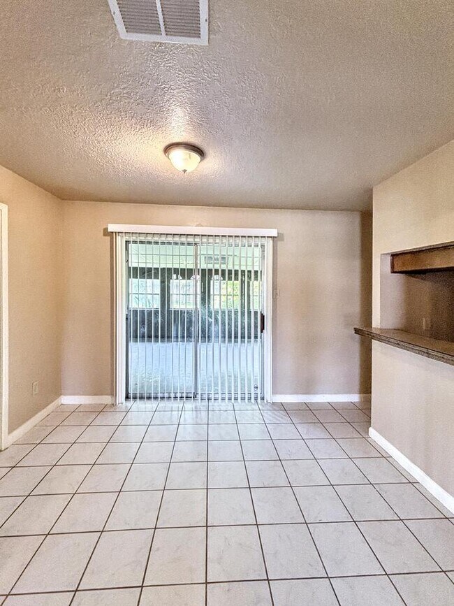 Building Photo - 3-Bedroom, 2-Bathroom Home in Convenient L...